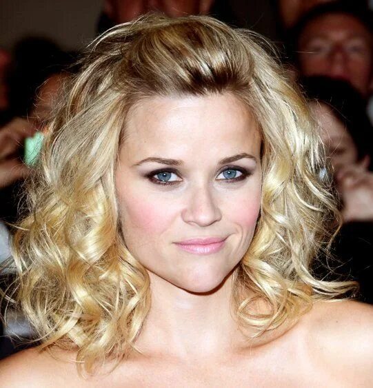 Прическа на средние жидкие Reese Witherspoon’s Voluminous Wavy Curls at 'Water For Elephants' Premiere - F 