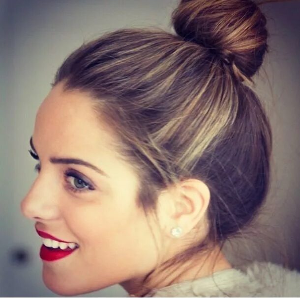 Прическа на средний волос гульку Top knot red lips Hair beauty, Top knot hairstyles, Long hair styles