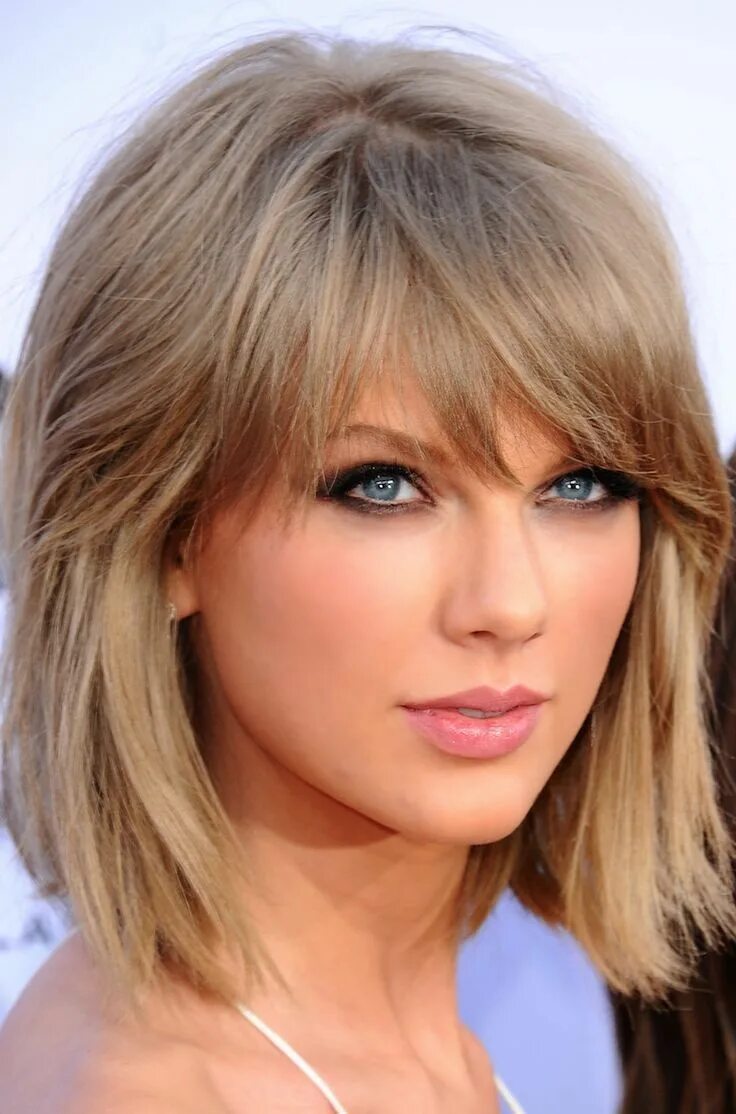 Прическа на среднюю длину с челкой Taylor Swift Haircuts - 30 Taylor Swifts Signature Frisuren, Medium Bob Haircut 