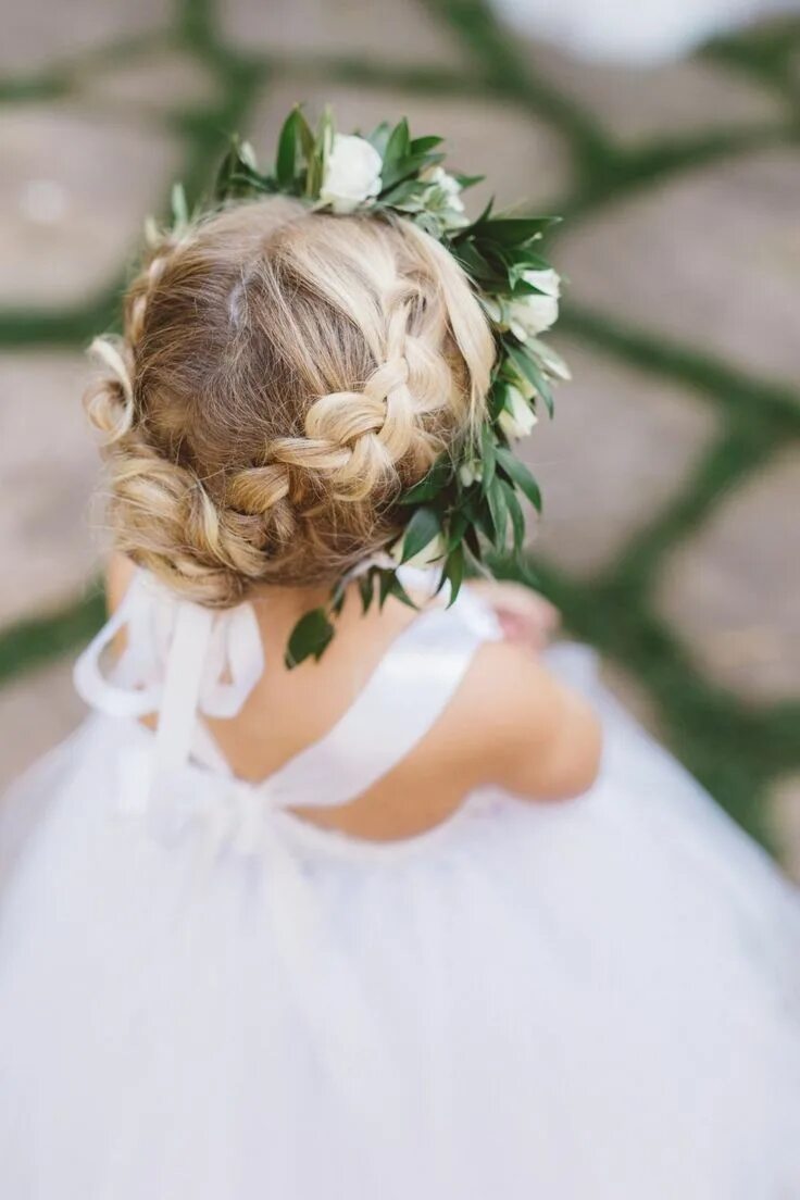 Прическа на свадьбу 12 лет Chic All-White Wedding at Four Seasons Flower girl updo, Flower girl hairstyles,