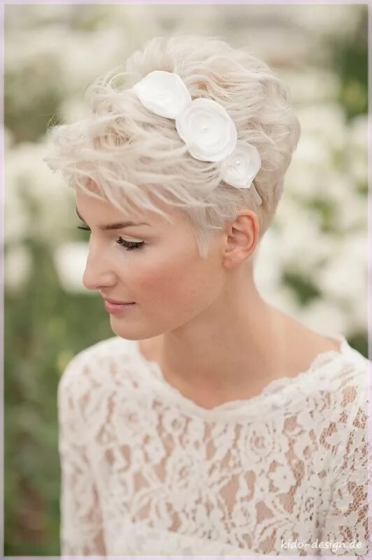 Прическа на свадьбу 2024 на короткие волосы Brautreif in Ivory Short hair bride, Pixie wedding hair, Short wedding hair