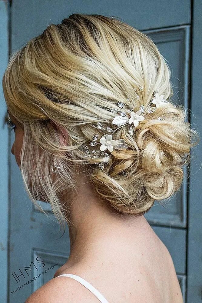 Прическа на свадьбу 2024 на короткие волосы mother of the bride hairstyles curly low bun on blonde hair hairandmakeupbysteph