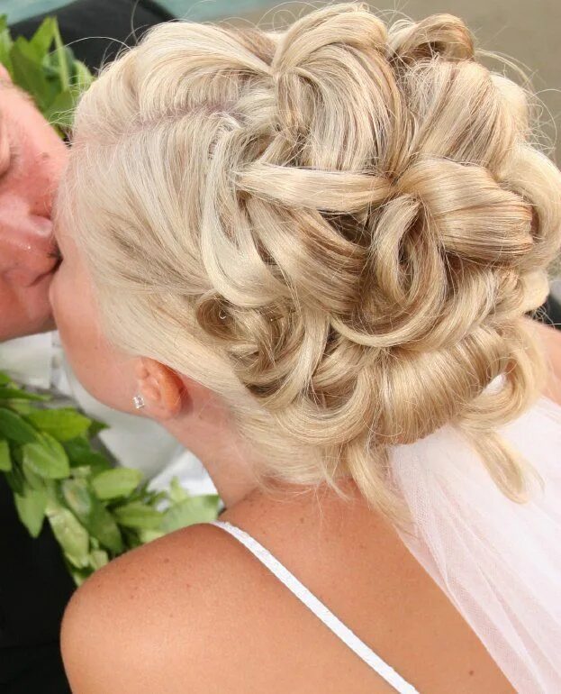 Прическа на свадьбу 45 лет wedding updos with flowers Top 7 Wedding Hairstyles For 2010 From Today's Bride 