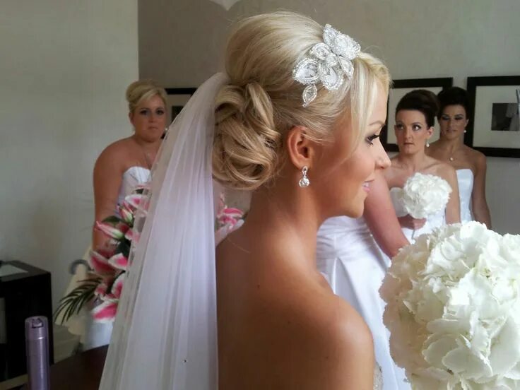 Прическа на свадьбу для невесты Pin by Trisha Roy on wedding photo ideas Veil hairstyles, Wedding hairstyles bri