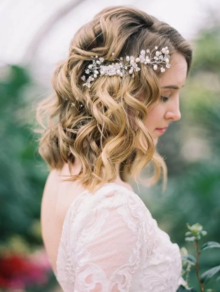 Прическа на свадьбу короткие волосы до плеч Greenhouse garden wedding ideas via Magnolia Rouge Wedding hairstyles for medium