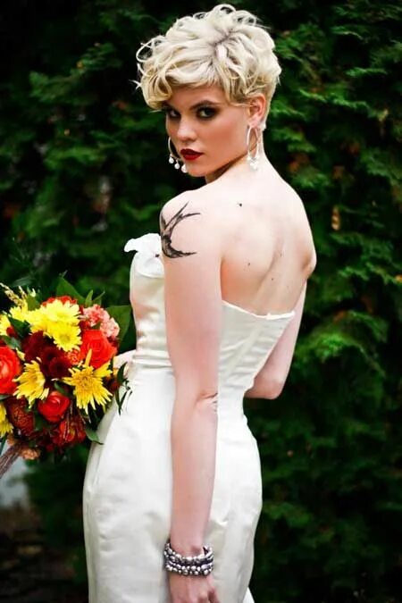 Прическа на свадьбу на короткие Elegant Bridal Hairstyles for Short Hair in 2023 Short-Haircut.Com Short wedding