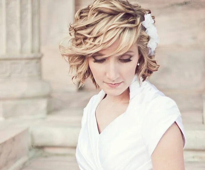 Прическа на свадьбу на короткие гостям Wedding Hairstyles Short wedding hair, Short hair bride, Mother of the bride hai