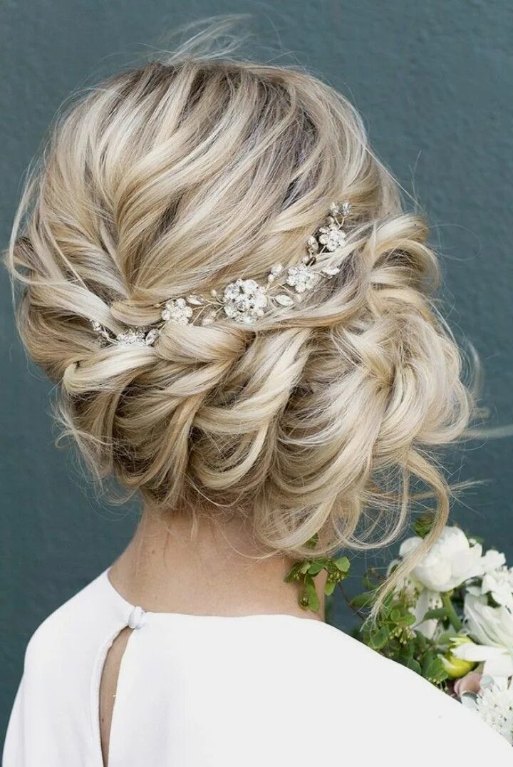 Прическа на свадьбу на средние #wedding #hairstyles Wedding Ideas Braided prom hair, Wedding hair inspiration, 