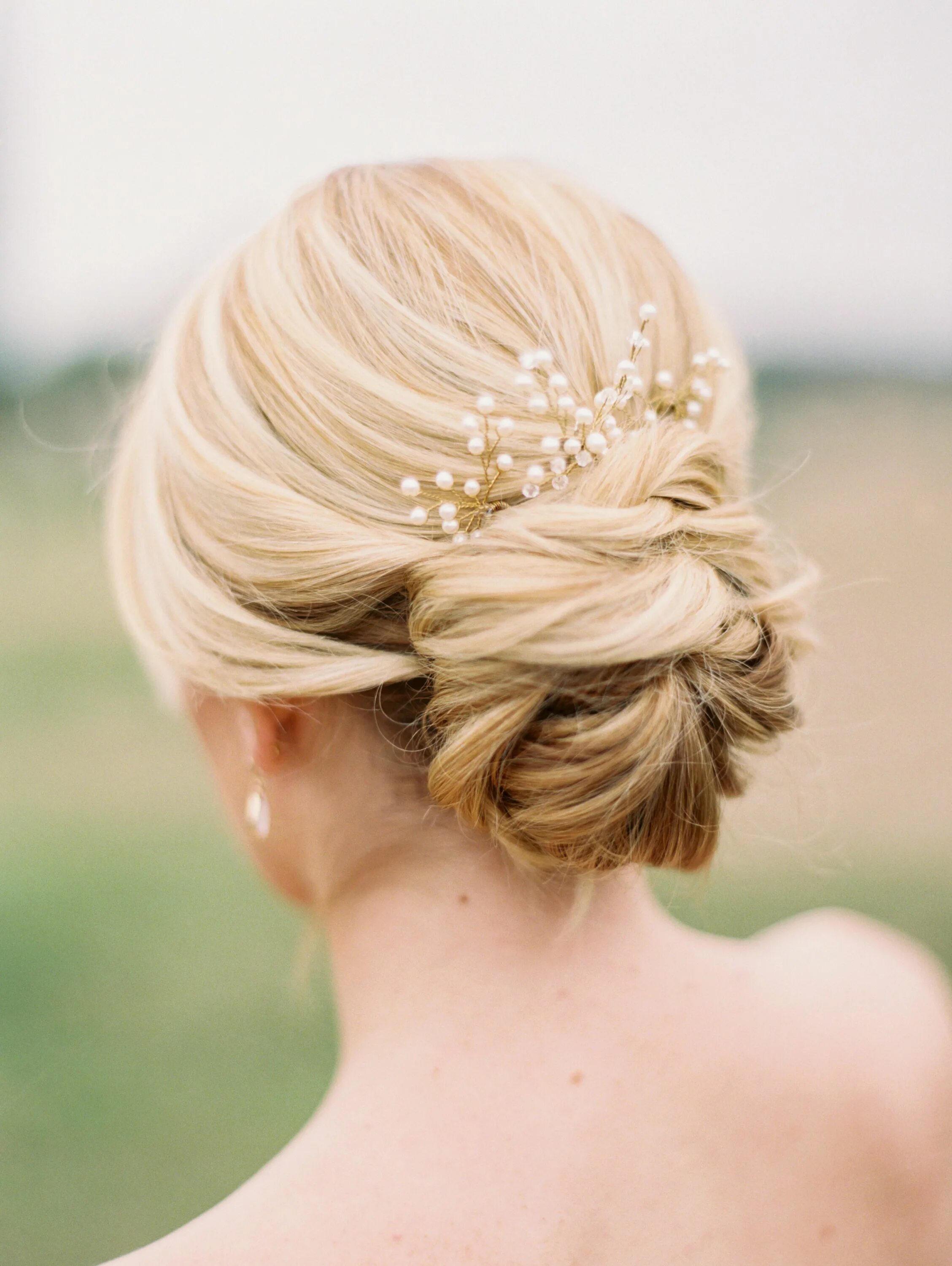 Прическа на свадьбу на средние волосы Whimsical Spring Wedding Inspiration Wedding hairstyles, Hair styles, Bridal hai