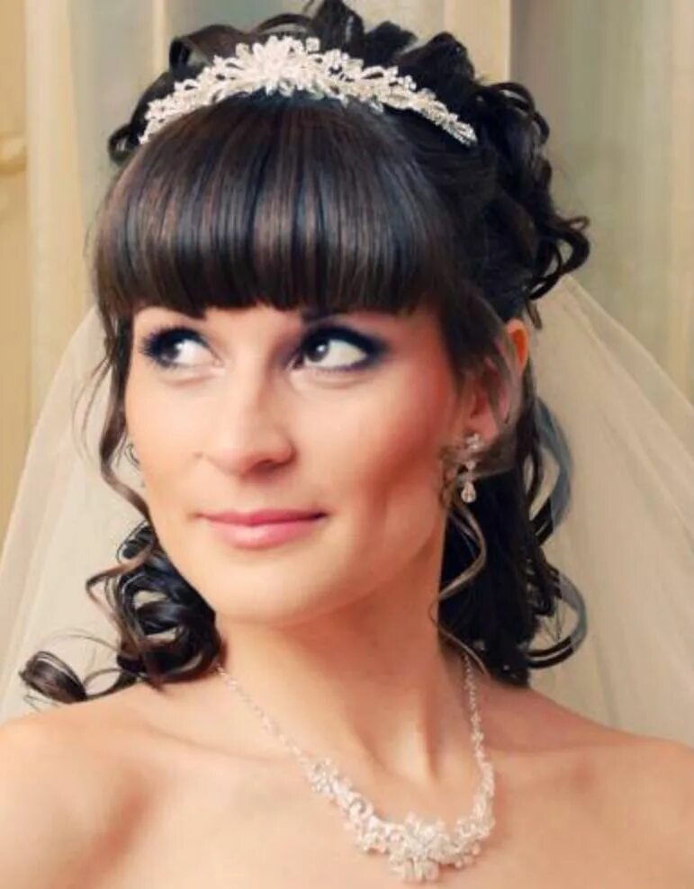 Прическа на свадьбу с челкой фото Love her hair and make up Styles de coiffures, Coiffure, Coiffure mariée