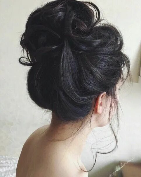 Прическа на темные волосы средней длины Pin by Miss Owl on Hair Dark brunette hair, Brunette updo, Messy hair updo