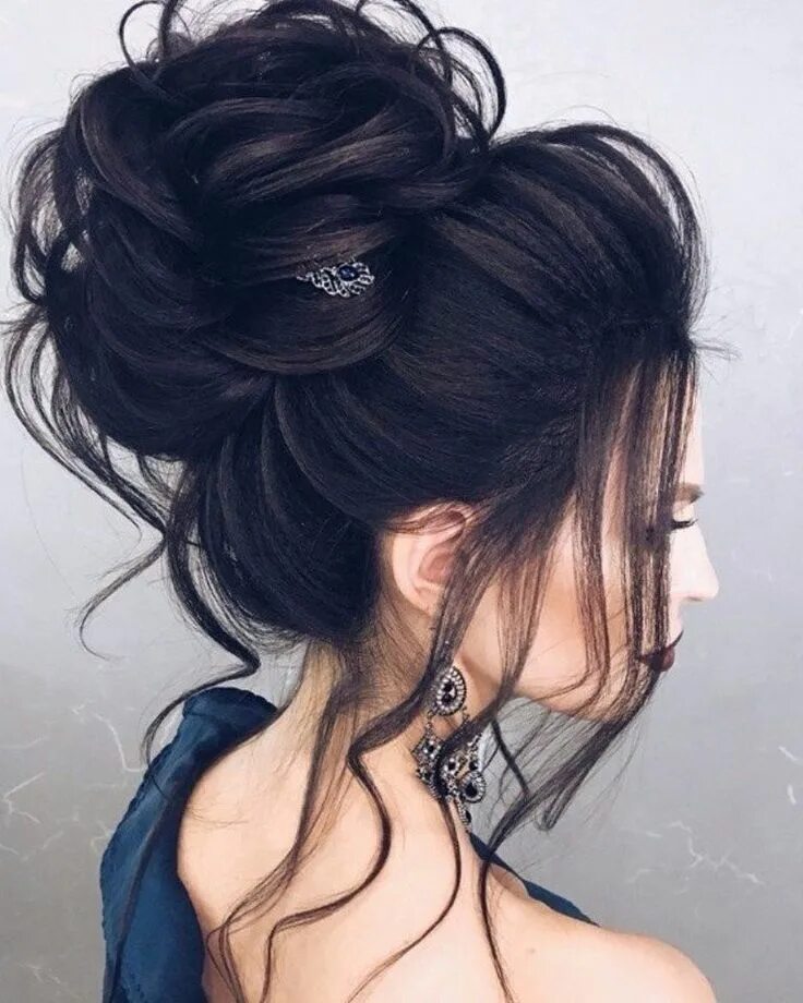 Прическа на темные волосы средней длины Moda y algo Más Long hair styles, Hair jewellry, Hair updos