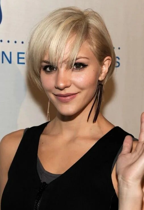 Прическа на тонкие редкие волосы Cute Layered Short Blonde Bob Hairstyle with Bangs - Katharine McPhee Hairstyles