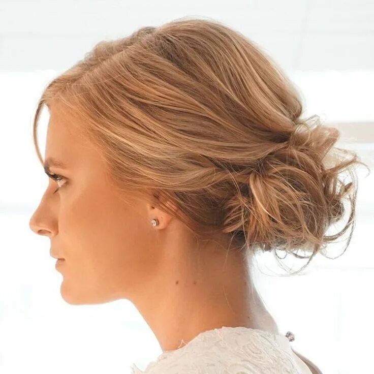 Прическа на тонкие волосы средней длины фото Messy Curly Bun For Shorter Hair Thin hair updo, Short hair bun, Braids for shor