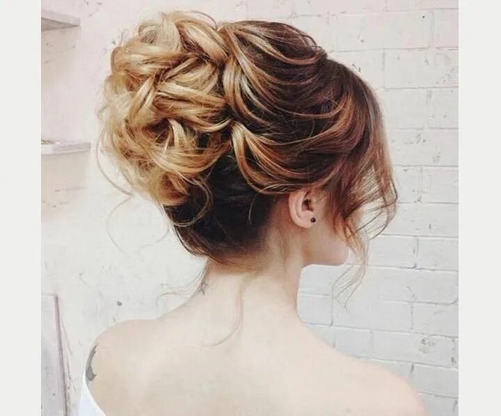 Прическа на вечер на средние волосы This is amazing! #gorgeousmakeupforbrunettes Curly hair styles, Prom hair updo, 