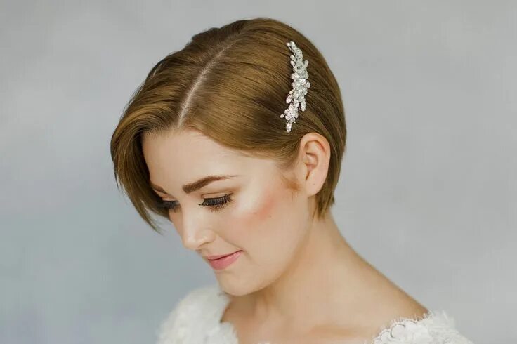 Прическа на венчание на короткие волосы Small crystal and pearl flower bridal hair comb - Lucia Short wedding hair, Wavy