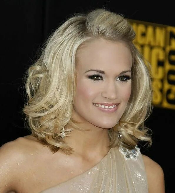 Прическа на волосы до плеч с челкой Carrie Underwood Stylish Wavy Hairstyle for Medium Hair - Hairstyles Weekly Medi