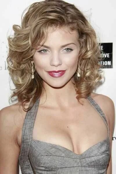 Прическа на волосы до плеч с челкой Curly Hairstyles And Haircuts StyleCraze Annalynne mccord hair, Long hair styles