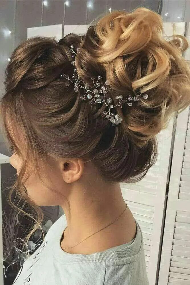 Прическа на выпускной 2025 год Relaxed French braid curly wavy up do bun for wedding or party with loose pieces