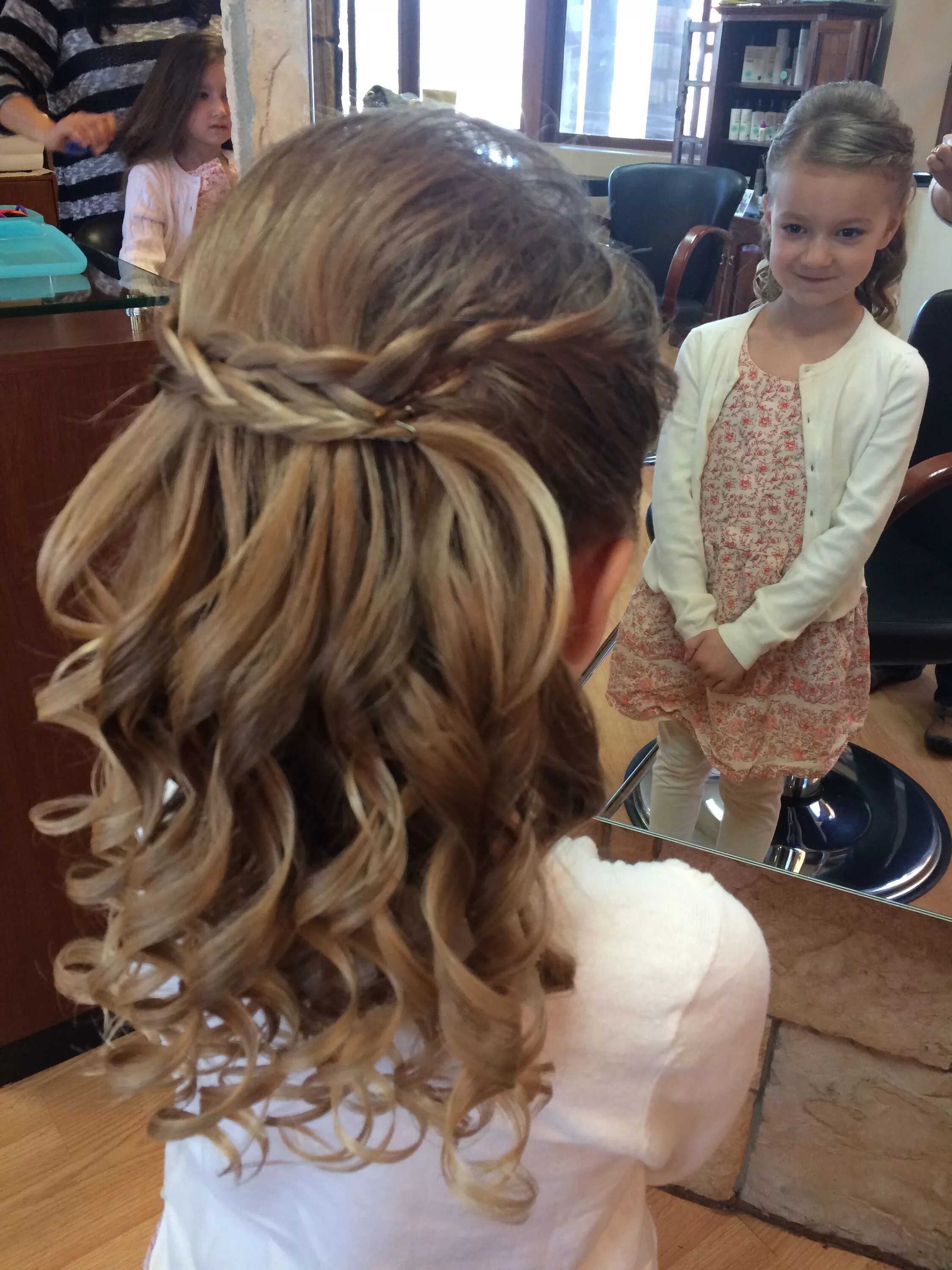 Прическа на выпускной на длинные девочке Josie's first communion hair. She's pleased. First communion hairstyles, Communi