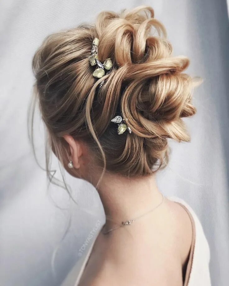 Прическа на выпускной на среднюю An #elegant #bridalhair #updo @tonyastylist Long hair styles, Wedding hair inspi