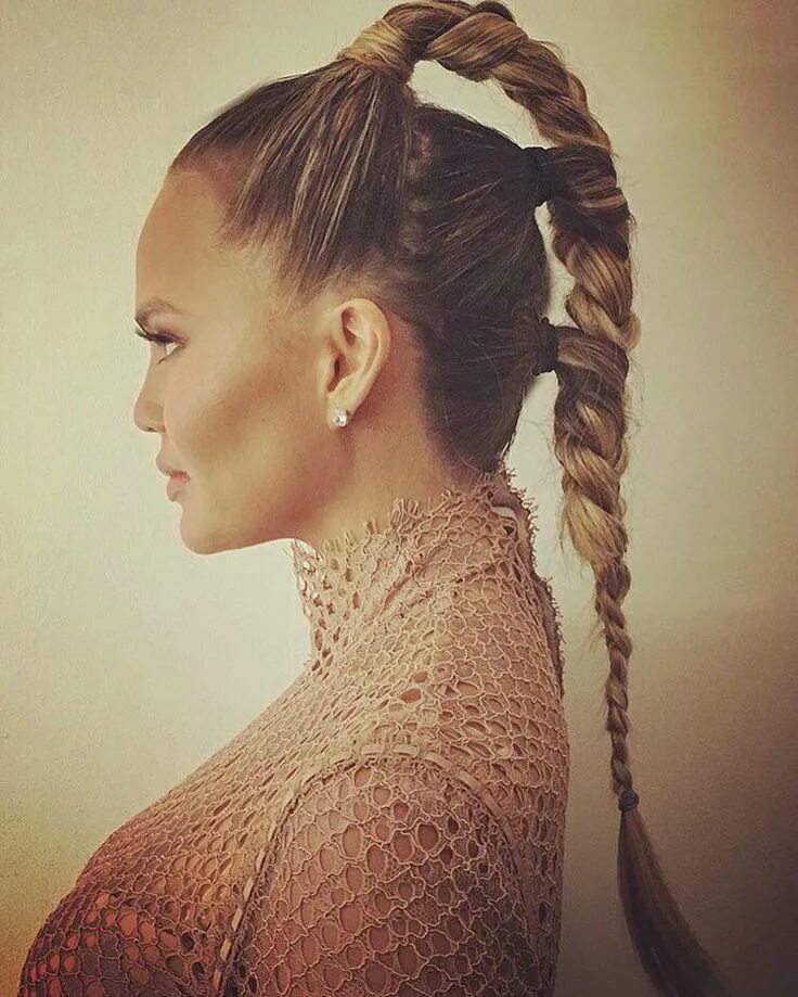 Прическа на выступление на длинные волосы Chrissy Teigen's Futuristic Triple-Braided Ponytail is the Perfect Summer Style 