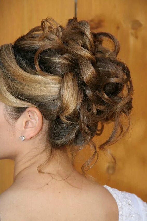 Прическа на юбилей на длинные волосы Easy updos Long hair updo, Long hair styles, Wedding hairstyles for long hair