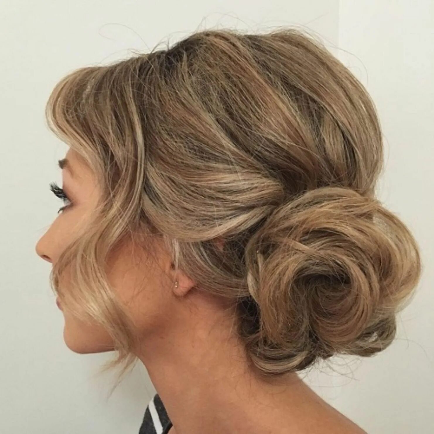 Прическа на юбилей на средние Curly Side Bun Updo Braids for medium length hair, Side bun hairstyles, Medium l