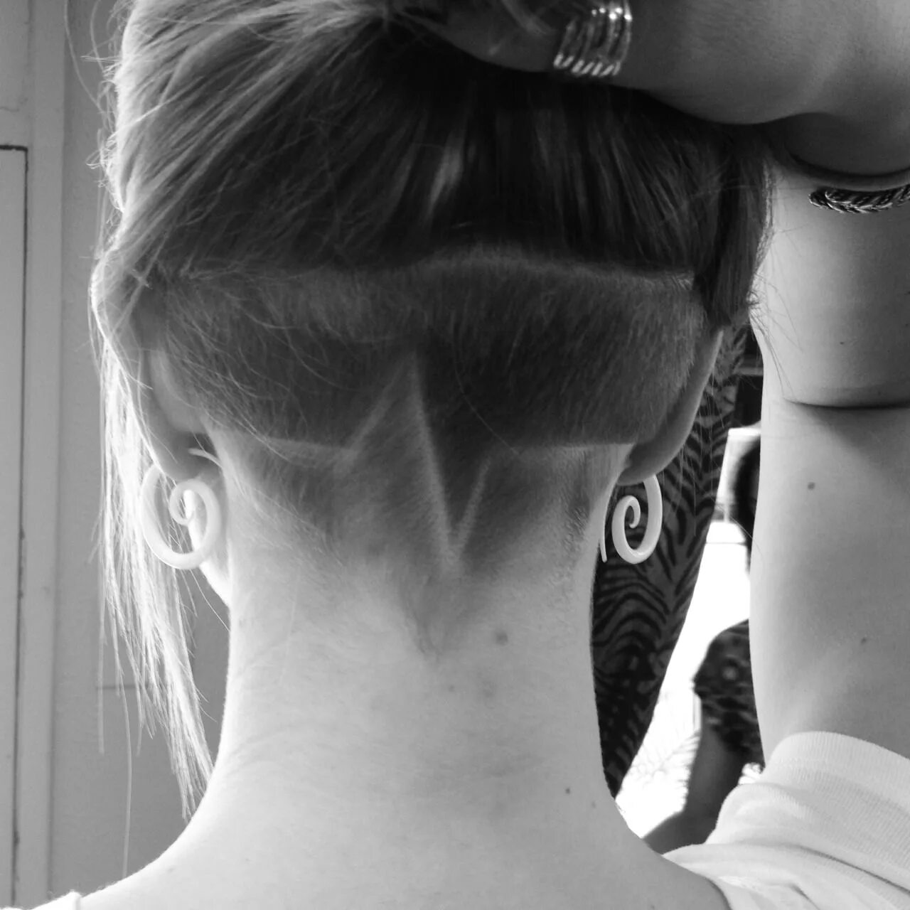 Прическа на затылке фото We love Undercuts : Foto Undercut hairstyles, Undercut long hair, Hair designs