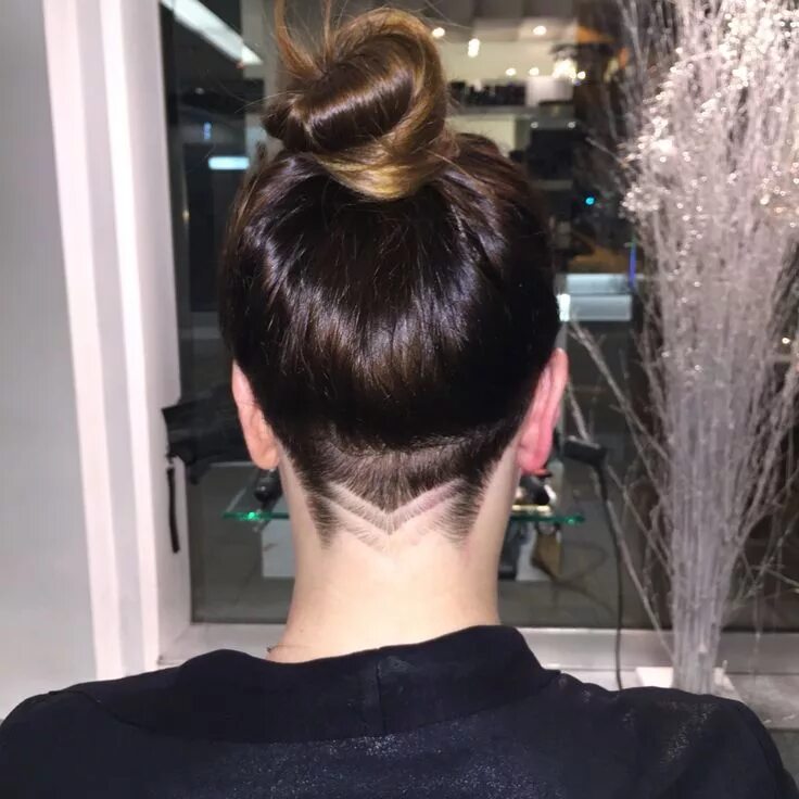 Прическа на затылке фото Undercut long hair, Undercut hairstyles, Long hair styles