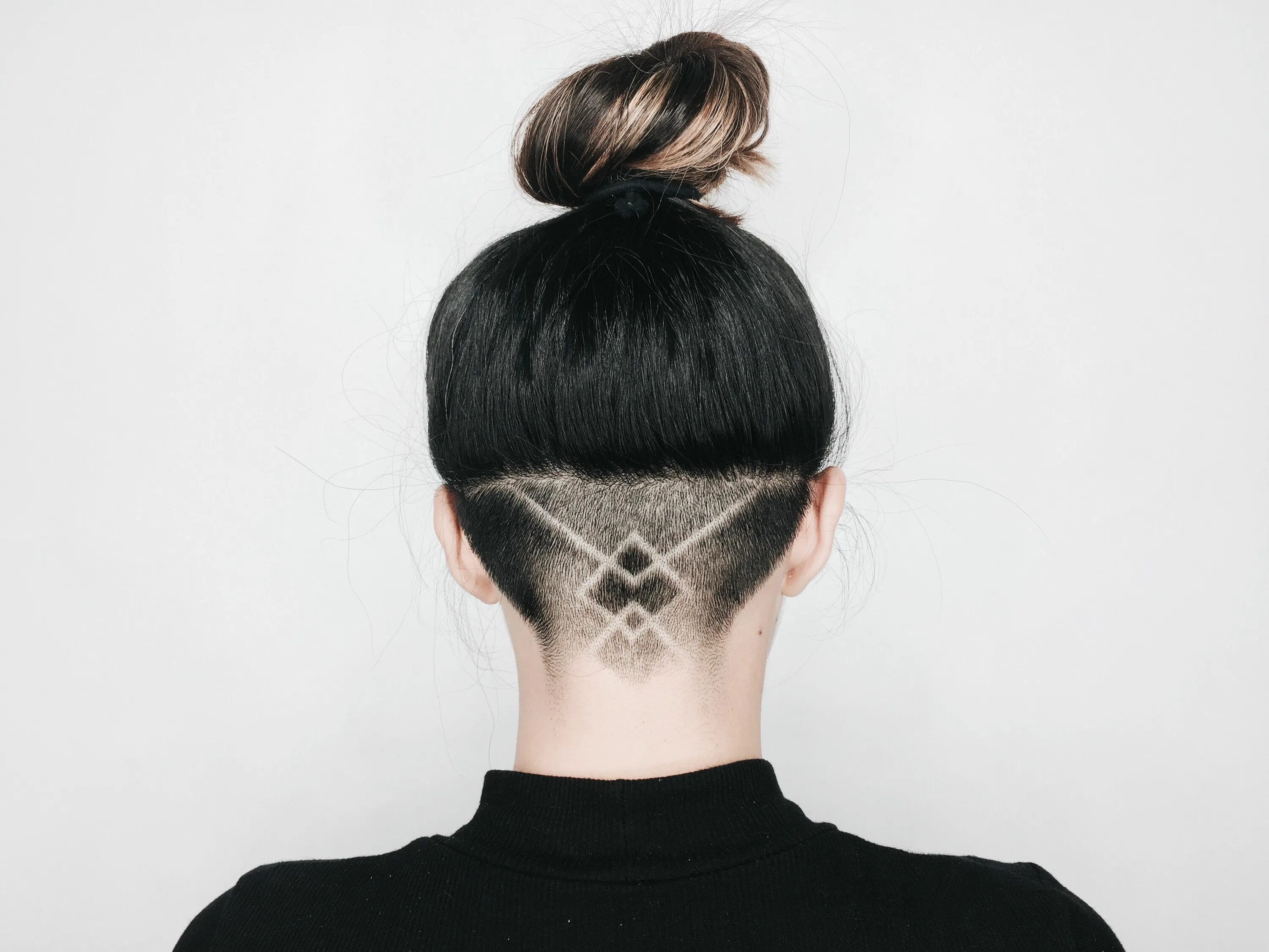 Прическа на затылке фото Downward overlapping triangles Undercut hairstyles, Hair tattoo designs, Hair ta