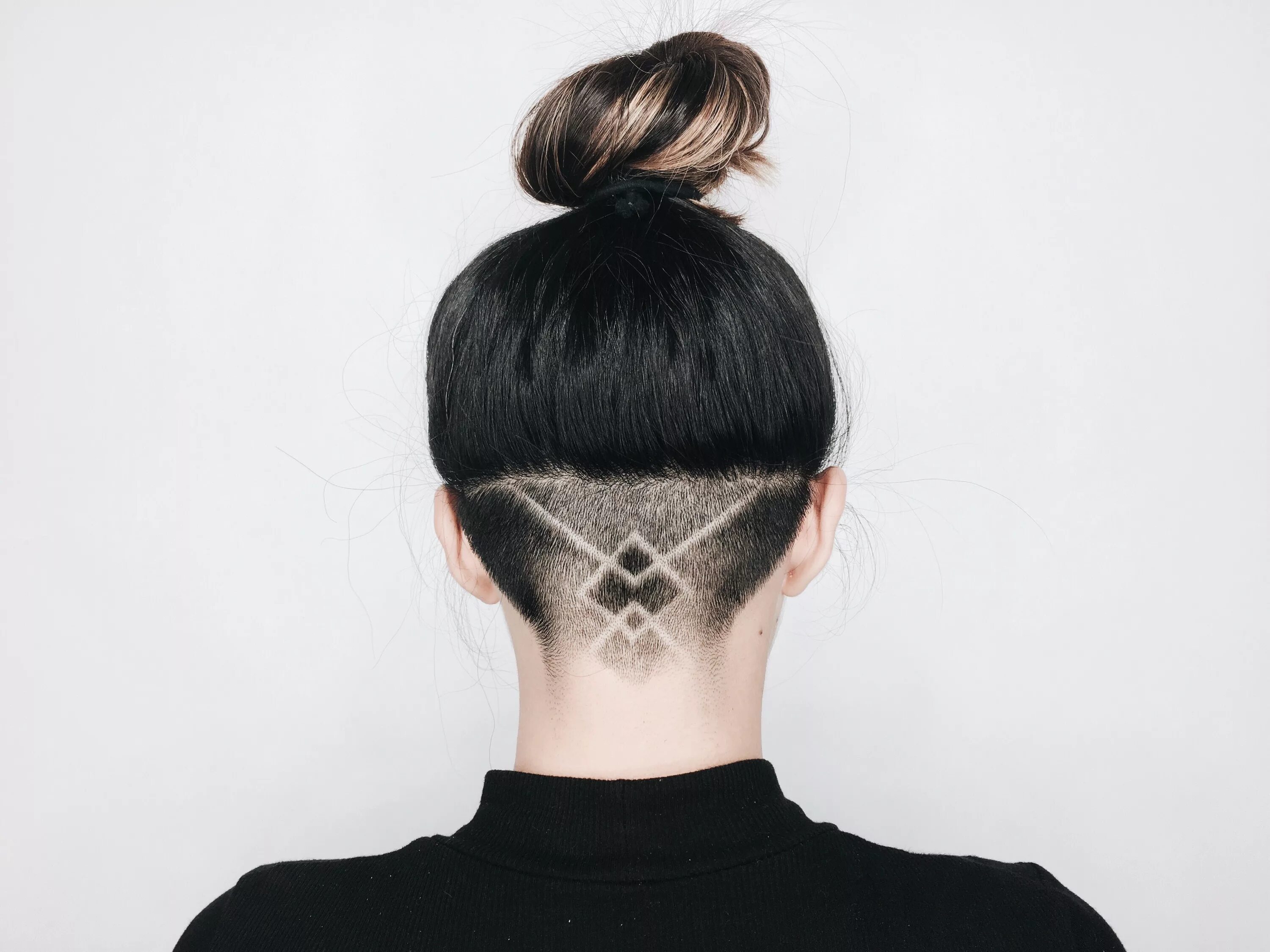 Прическа на затылке на средние Downward overlapping triangles Undercut hairstyles, Hair tattoo designs, Hair ta