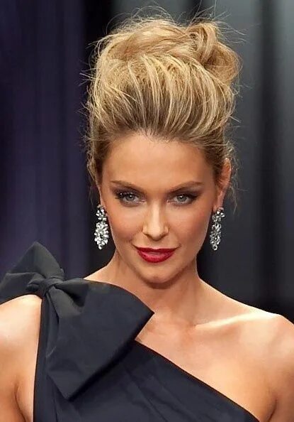 Прическа наверх Jennifer Hawkins Messy Updo - Jennifer Hawkins Hair - StyleBistro Wedding hair a