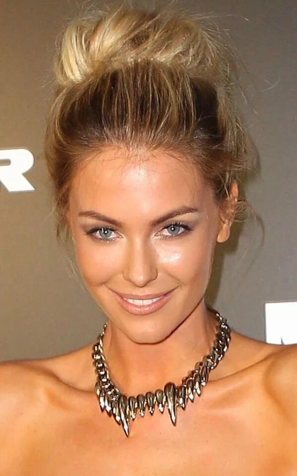 Прическа наверх женская Jennifer Hawkins messy bun Jennifer hawkins, Beauty, Long hair styles