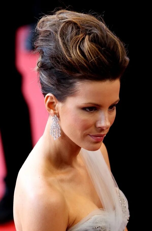 Прическа наверх женская Kate Beckinsale Beehive hairstyles, French twist hair, Retro hairstyles