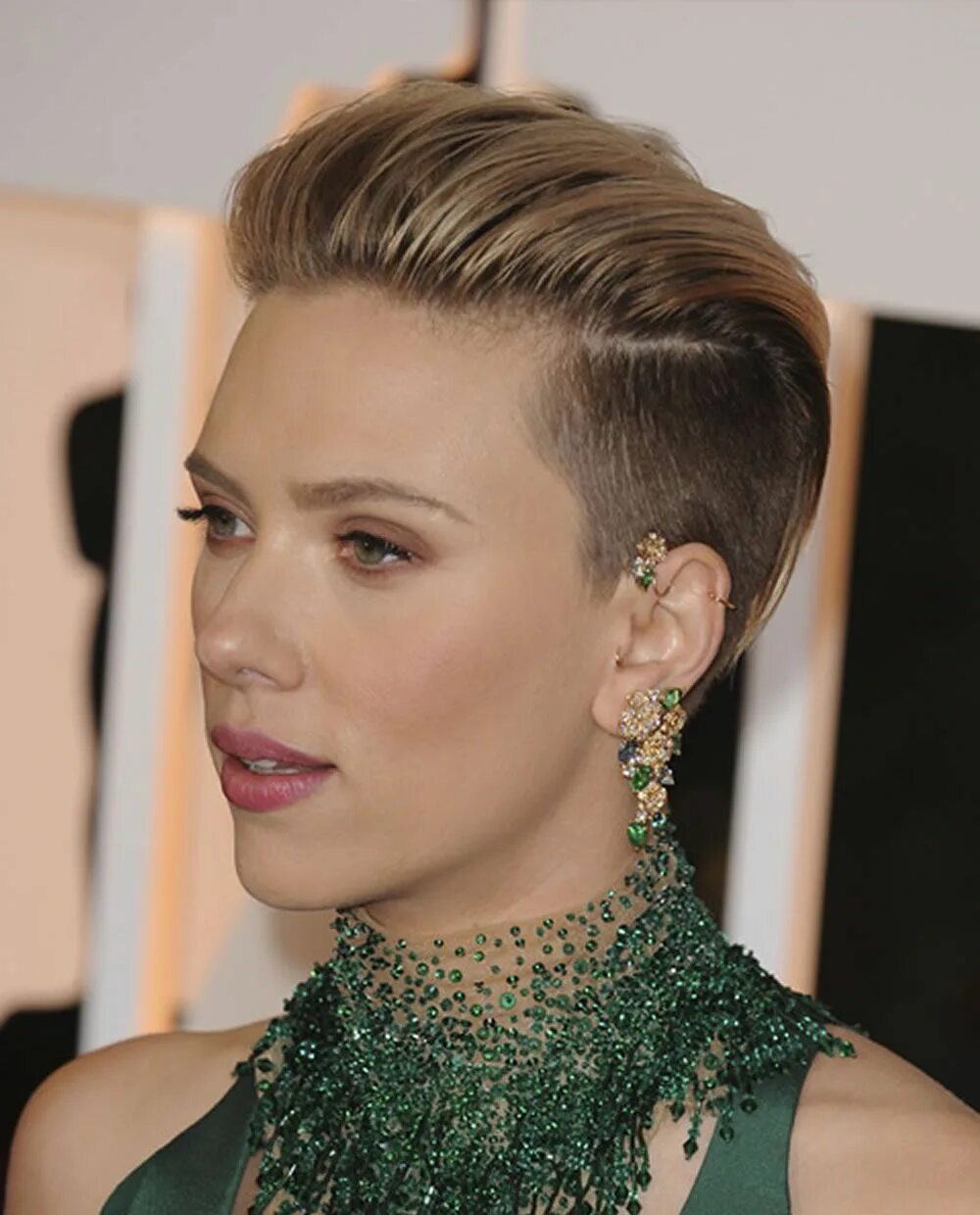 Прическа назад женская короткие волосы Scarlett Johansson's Hairstyles 2018 & Bob+Pixie Haircuts ... Short hair styles,