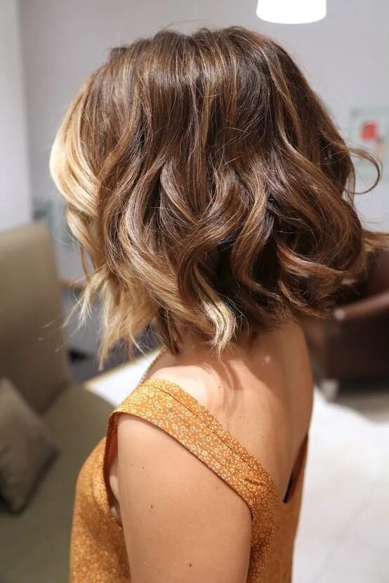 Прическа небрежные локоны на средние волосы Pin on Hair Short wavy haircuts, Short ombre hair, Wavy haircuts