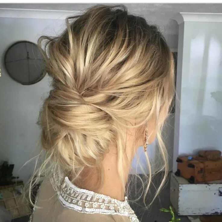 Прическа небрежный пучок на длинные волосы via @ beyondtheponytail on Instagram Long hair styles, Thin hair updo, Hair styl