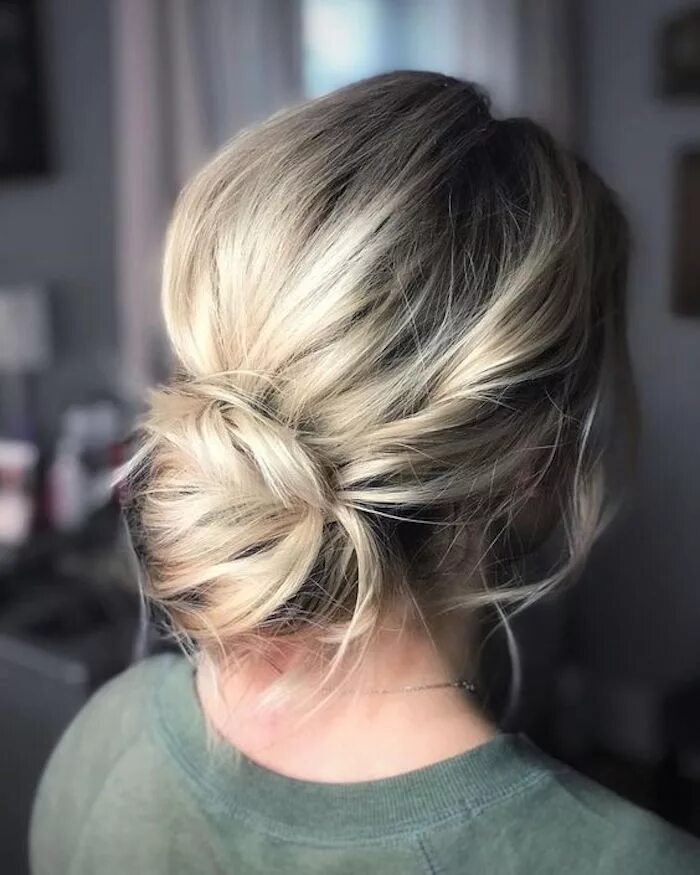 Прическа небрежный пучок на средние How to style the modern chignon wedding updo - Hair styles, Long hair styles, Ev