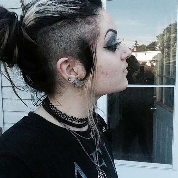 Прическа нефора 2024 Deathhawk Goth hair, Gothic hairstyles, Punk hair