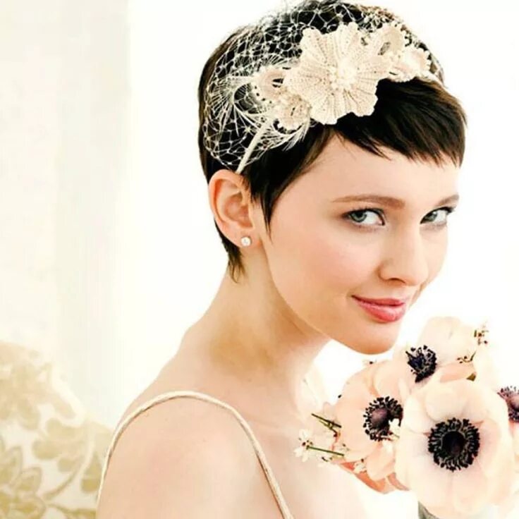 Прическа невеста фото коротки волос Pixie cut z dużą kwiatową opaską Short wedding hair, Hairdos for short hair, Sho