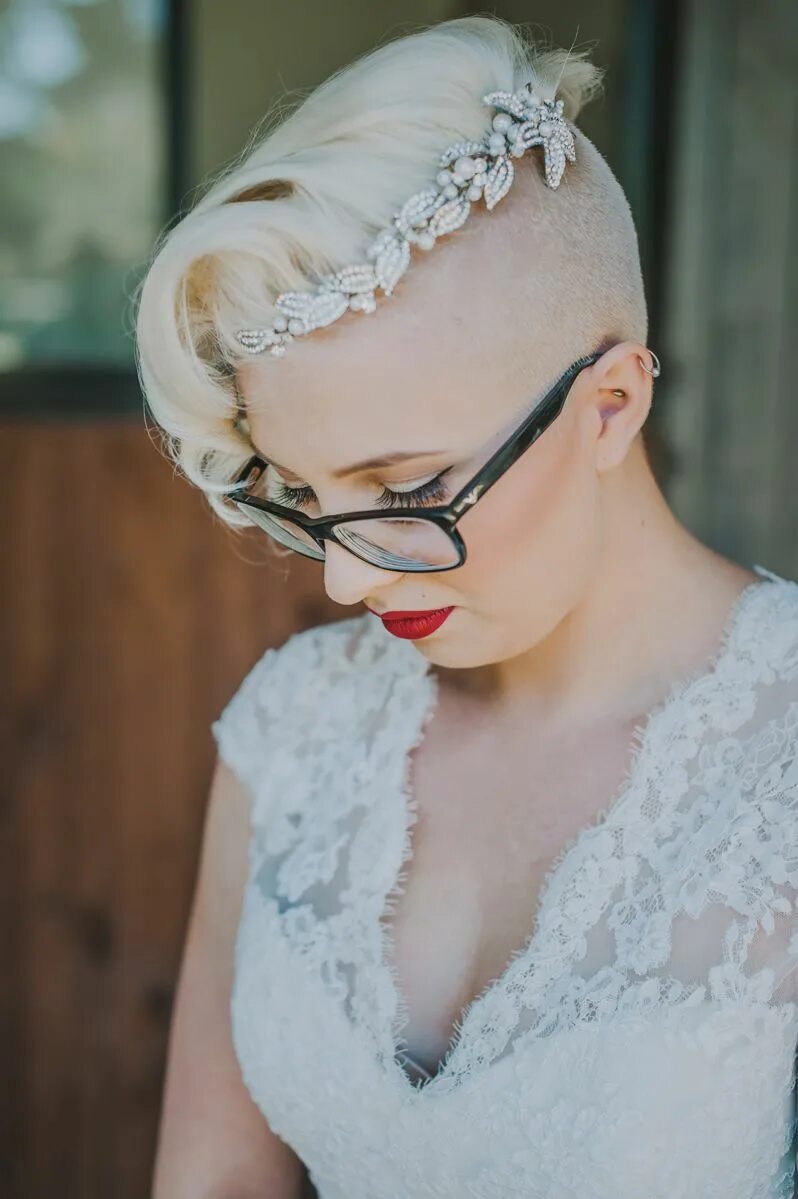 Прическа невеста фото коротки волос Nikki & Shaun's Alternative Tuck's Ridge Wedding - Nouba Weddings Short hair bri