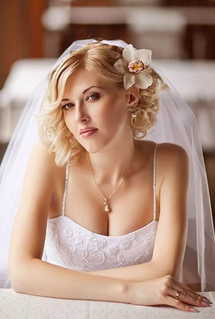 Прическа невесте на свадьбу на короткие 40 Best Wedding Hairstyles for Short Hair That Make You Say "Wow!" Short wedding