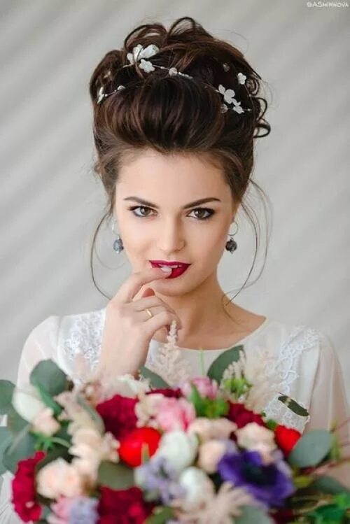 10 Charming Bridesmaid Hairstyles Ideas You Can Try Wedding hairstyles, Bride ha