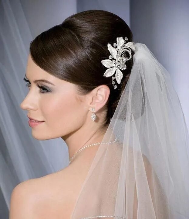 Прическа невесты без фаты фото Pin by Al Aroussa Bridal Concierge on Bridal: Veils & Head Pieces Inspiration Br