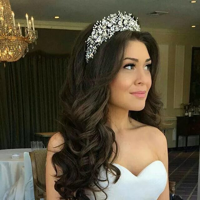 Прическа невесты на длинные волосы распущенные Pin on Nişan, Kına, Düğün Giyim ve Saç Wedding hairstyles with crown, Trendy wed