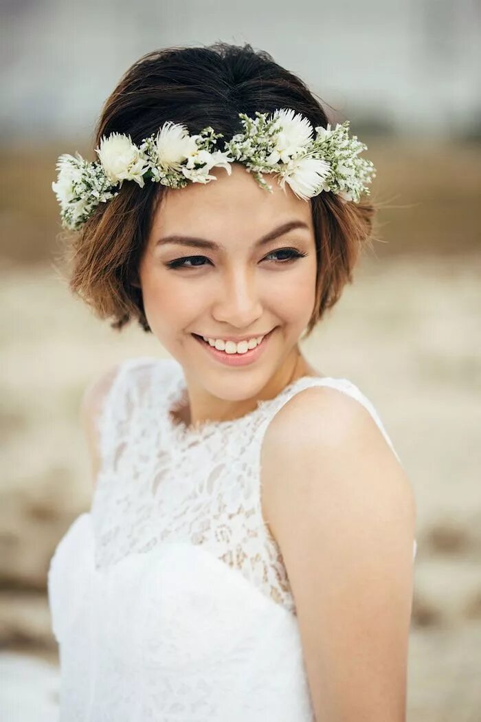 Прическа невесты на короткие волосы 2024 wedding updos for long hair, short brown hair, floral headband, white lace dress