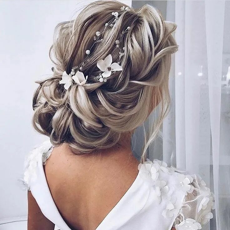 Прическа невесты на средние волосы La imagen puede contener: una o varias personas y primer plano Floral hair piece