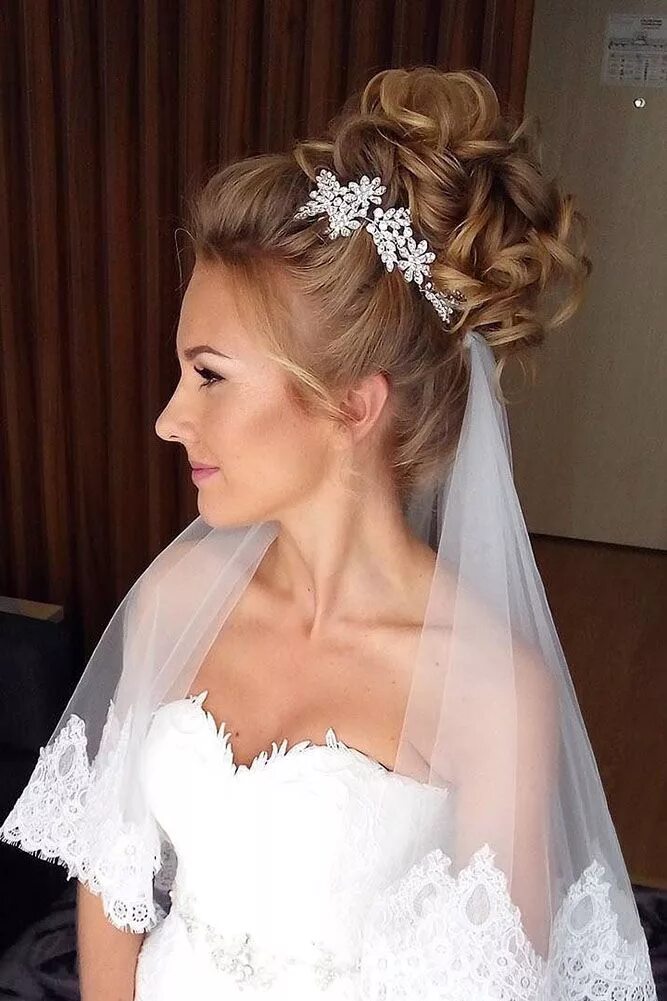 Прическа невесты на средние волосы с фатой Wedding Hairstyles With Veil 2024 Guide + Expert Tips Wedding hairstyles updo, B