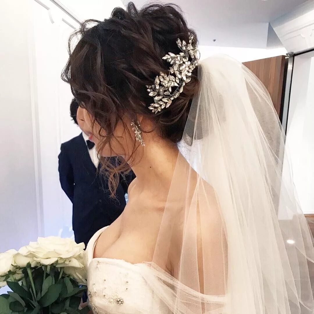 Прическа невесты на средние волосы с фатой weddinghair 動 き の あ る シ ニ ヨ ン で す 後 れ 毛 の 動 き に も し っ か り こ だ わ り